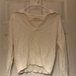 Moon & Madison White Long Sleeve V-Neck Top. XTRA SMALL.